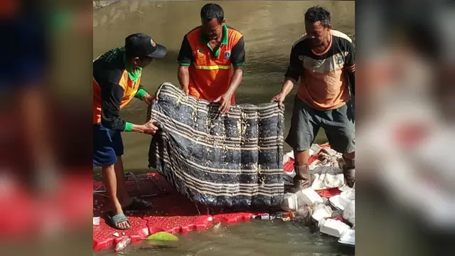 Masih banyak warga kota malah memilih sungai sebagai tempat pembuangan karena dekat dengan rumah.