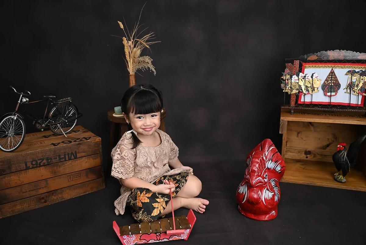 Potret Terbaru Dua Anak Felicya Angelista dan Caesar Hito dengan Baju Jawa, Super Lucu