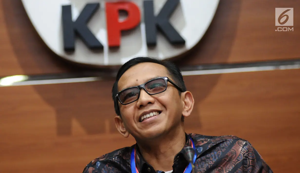 Kepala Biro Humas BPK Yudi Ramdan Budiman saat memberikan keterangan terkait dugaan suap auditor BPK di Gedung KPK, Jakarta, Jumat (22/9). KPK menahan SY yang diduga menerima suap motor Harley Davidson. (Liputan6.com/Helmi Fithriansyah)