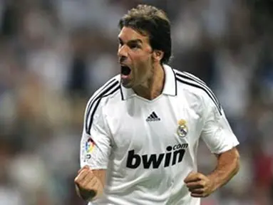 Striker Real Madrid, Ruud Van Nistelrooy merayakan golnya dalam pertandingan Piala Super Spanyol di Stadion Santiago Bernabeu di Madrid, 24 Agustus 2008. AFP PHOTO/Dani POZO