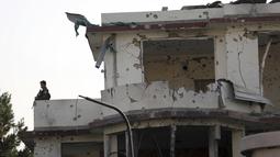 Seorang tentara nasional Afghanistan berdiri di atas gedung yang rusak setelah serangan di Kabul, Afghanistan, Rabu (4/8/2021). Serangan tersebut menyebabkan 6 orang tewas, termasuk 3 pelaku penyerangan, serta membuat 7 orang terluka. (AP Photo/Rahmat Gul)