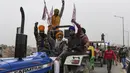 Para petani membawa traktor berpartisipasi dalam unjuk rasa di Jalan Tol Kundli – Manesar – Palwal (KMP) di Kundli di negara bagian Haryana (7/1/2021). Para petani berkumpul di perbatasan Ghazipur dan mengorganisir reli traktor untuk memenuhi permintaan mereka. (AFP/Prakash Singh)