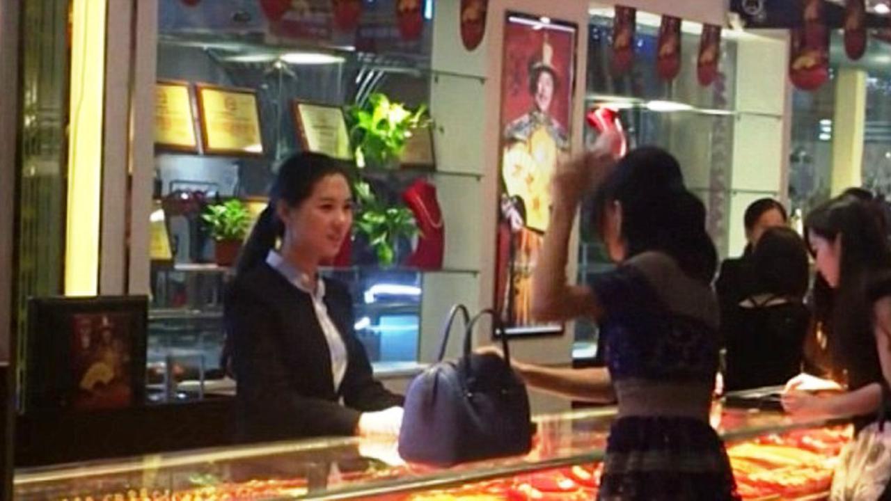 "Kau pikir aku tak mampu membelinya? Toko macam apa ini?" 