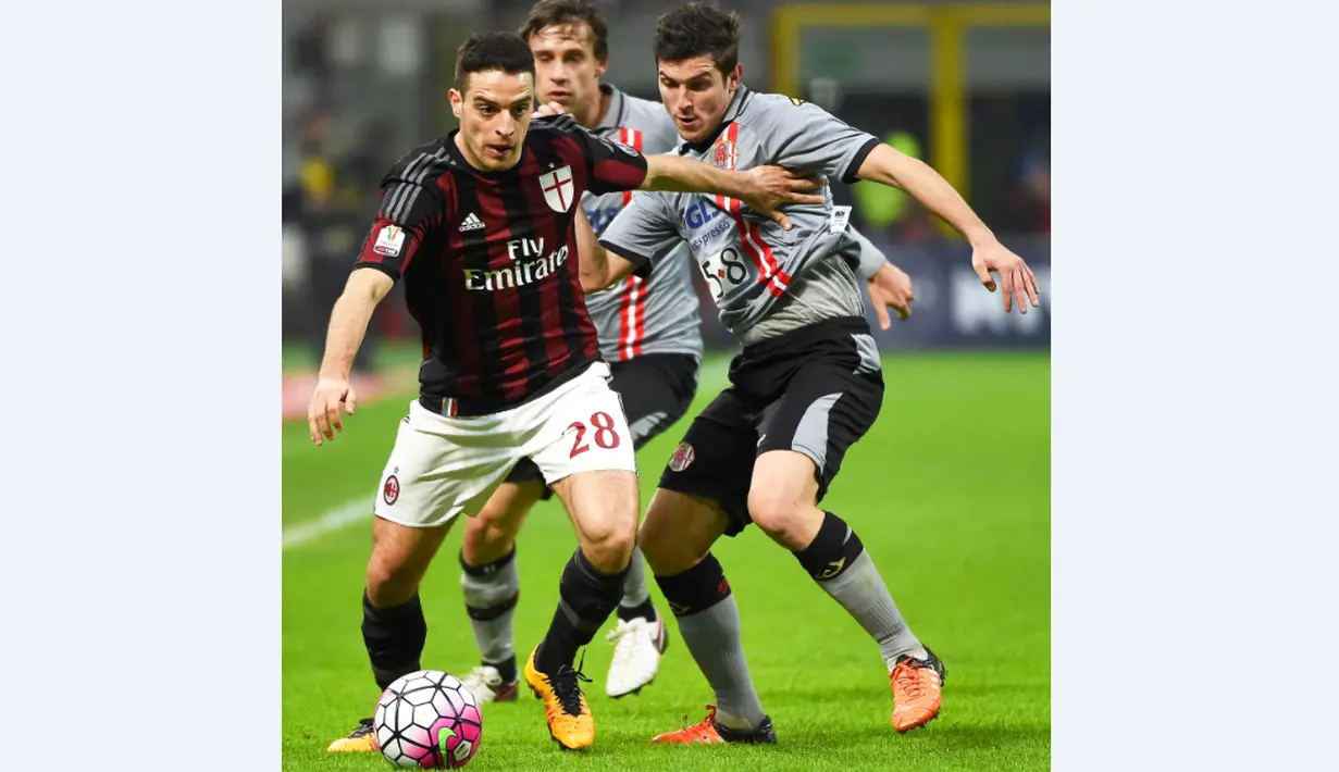 Pemain AC Milan, Giacomo Bonaventura (kiri), berusaha melewati pemain Alessandria, Gianluca Nicco, dalam semifinal Coppa Italia di Stadion San Siro, Milan, Rabu (2/3/2016) dini hari WIB. (EPA/Daniel Dal Zennaro)