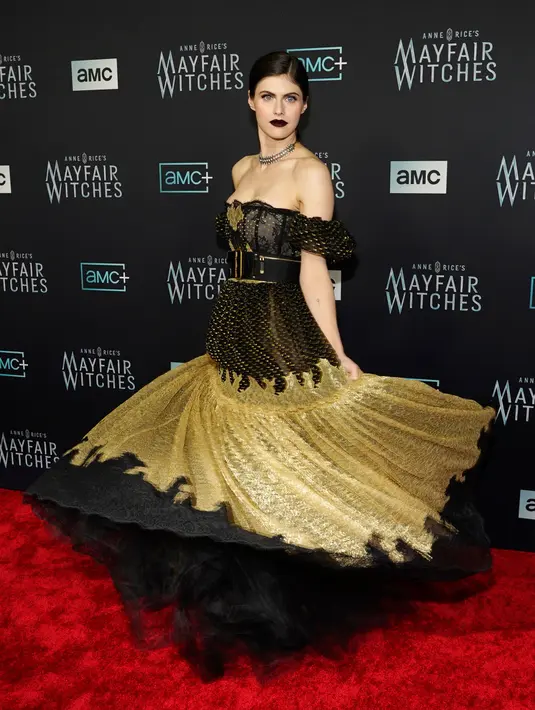 <p>Alexandra Daddario, pemeran dalam "Anne Rice's Mayfair Witches" memutar gaunnya saat menghadiri pemutaran perdana serial televisi AMC di Harmony Gold Preview House, Los Angeles, Amerika Serikat, 7 Desember 2022. Rok kembung Alexandra diwarnai dengan warna hitam dan emas berkilau, memberikan kesan abad ke-18 yang mewah pada rok tersebut. (AP Photo/Chris Pizzello)</p>
