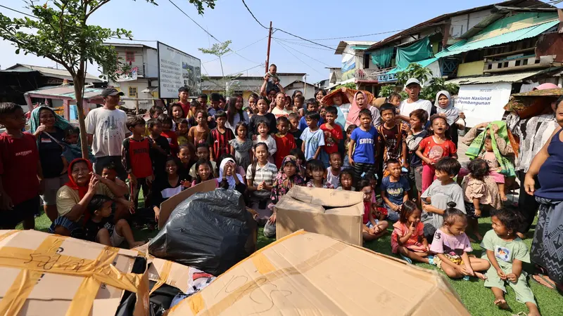 Menteri Pertahanan Prabowo Subianto memberikan bantuan rumah apung dan rumah panggung, kepada Warga Kampung Nelayan di Muara Angke, Jakarta Utara, Sabtu 13 April 2024.