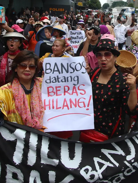 Mereka mengkritsi kenaikan harga bahan pokok setelah pelaksanaan Pemilu 2024.
(merdeka.com/Arie Basuki)