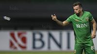 Gelandang Bhayangkara FC, Paulo Sergio, melempar botol minum saat melawan Persipura pada laga Liga 1 Indonesia di Stadion Patriot, Bekasi, Sabtu (9/9/2017). Bhayangkara FC menang 2-1 atas Persipura. (Bola.com/Vitalis Yogi Trisna)