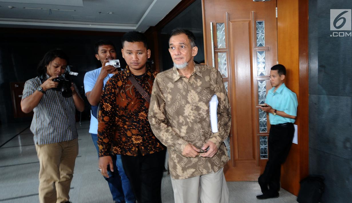 Terdakwa dugaan suap proyek satelit monitoring Bakamla, Nofel Hasan (kanan) saat keluar ruang sidang usai mendengar pembacaan tuntutan di Pengadilan Tipikor, Jakarta, Rabu (21/2). Nofel dituntut lima tahun penjara. (Liputan6.com/Helmi Fithriansyah)