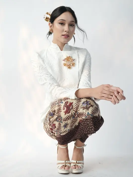 Sebagai pelengkap, Jasmin kenakan bros emas dengan batu merah di bagian dada sebelah kanan. [@yasminnapper]