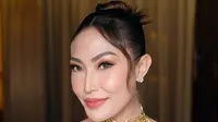 4 Potret Berkelas Ayu Dewi dalam Kebaya Hijau, Bisa Jadi Sumber Inspirasi