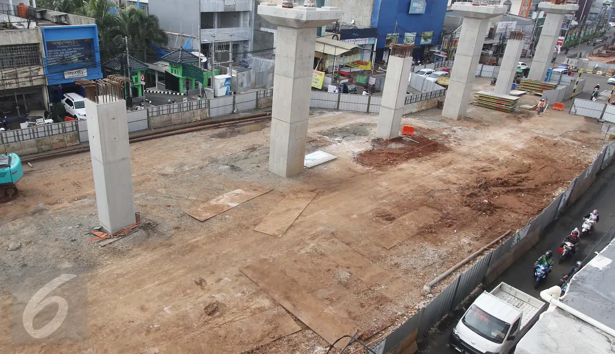 Pembangunan Mass Rapid Transit (MRT) di Jalan Raya RS Fatmawati, Jakarta Selatan, Kamis (9/2). Pemprov DKI dan PT Mass Rapid Transit menutup sebagian Jalan Fatmawati untuk percepatan pembangunan struktur layang proyek MRT. (Liputan6.com/Angga Yuniar)