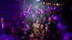 Orang-orang minum di lantai dansa tak lama setelah pembukaan kembali, di The Piano Works di Farringdon, London, Senin (19/7/2021). Ribuan anak muda berdansa semalaman di pesta 'Hari Kebebasan', ketika hampir semua pembatasan virus corona di Inggris dibatalkan. (AP Photo/Alberto Pezzali)