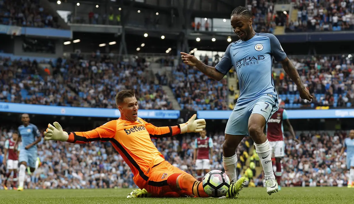 Proses terjadinya gol yang dicetak gelandang Manchester City, Raheem Sterling, ke gawang West Ham. Gol kemenangan City dicetak oleh Raheem Sterling dua gol dan Fernandinho satu gol. (Reuters/Darren Staples)