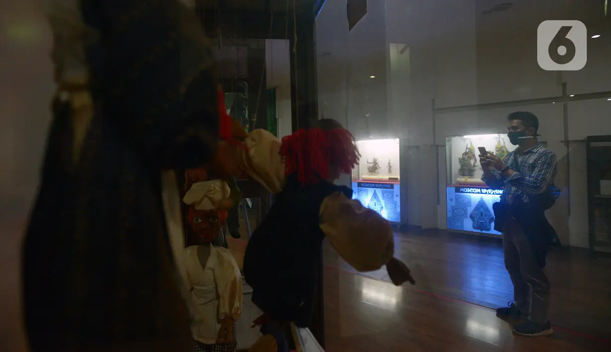 Pengunjung melihat-lihat koleksi Museum Wayang, Jakarta, Sabtu (13/6/2020). Museum yang berada di kawasan Kota Tua Jakarta tersebut mulai kembali dibuka saat pemberlakukan masa transisi PSBB dengan protokol kesehatan. (merdeka.com/Imam Buhori)