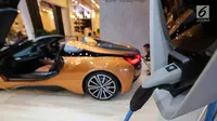 Teknologi fast charging pada mobil listrik BMW i8 Roadster dipamerkan dalam GIIAS 2019 di ICE BSD, Tangerang, Jumat (19/7/2019). Konsumsi bahan bakar gabungan dalam siklus pengujian kendaraan plug in hybrid adalah 47,6 km/liter, ditambah 14.5 kWh energi listrik per 100 km. (Liputan6.com/FeryPradolo)