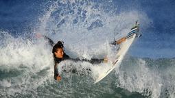 Seorang peselancar putri beraksi di pantai Cardiff, California, AS, (27/10/2015). (Reuters/Mike Blake)