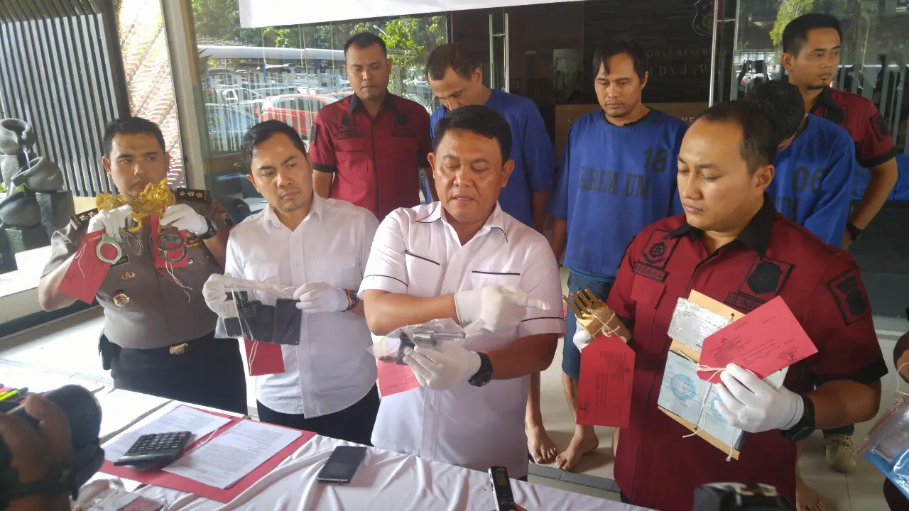 2 Lelaki Berseragam Polisi Rampok Truk di Pantura