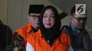 Tersangka Bupati Bengkulu Selatan Dirwan Mahmud (tengah) bersama Istri Muda, Hendrati dan Kasi Dinkes Bengkulu Selatan, Nursilawati yang juga keponakan Dirwan usai menandatangani berkas P21 di gedung KPK, Jakarta, Selasa (28/8). (merdeka.com/dwi narwoko)