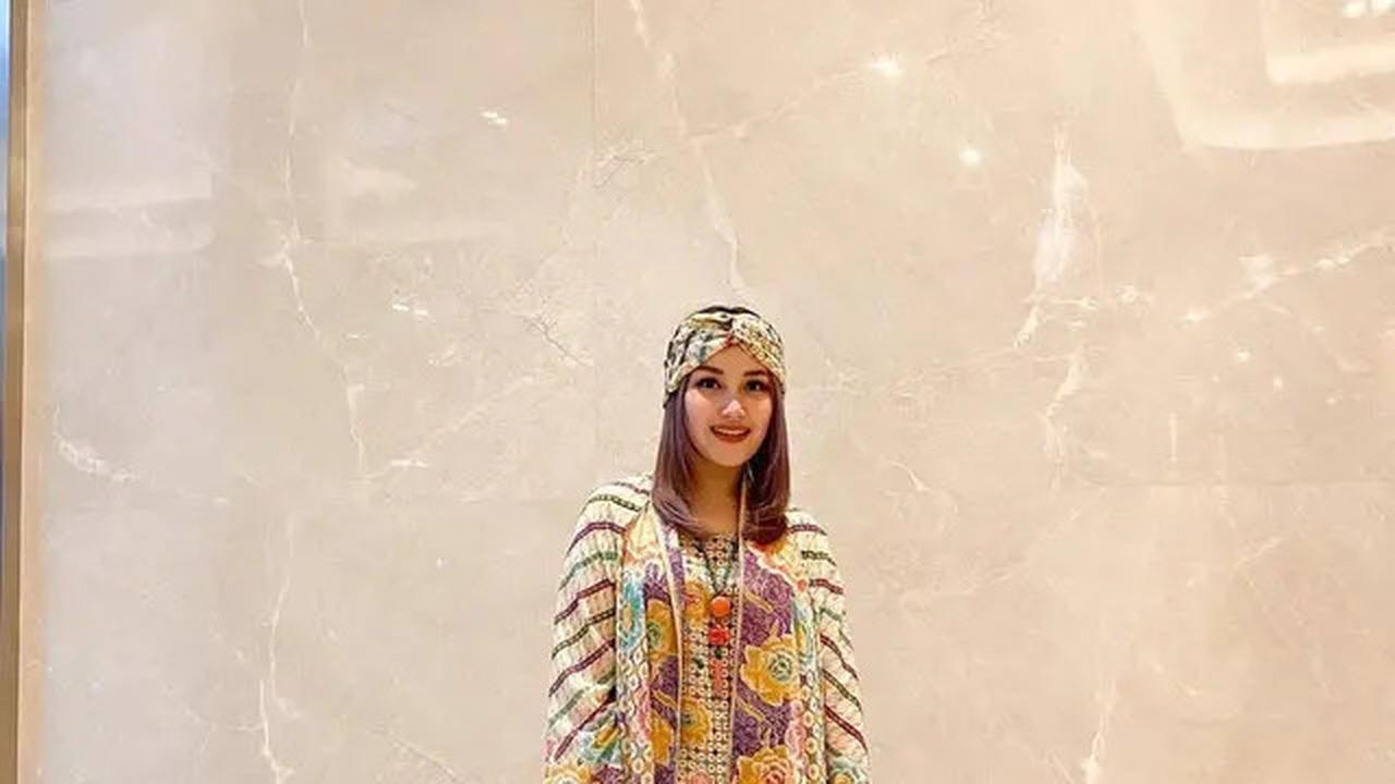 8 Potret Ayu Ting Ting Pakai Batik, Anggun dan Elegan di Berbagai Momen