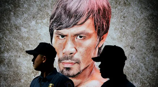 Polisi berjaga-jaga saat parade penyambutan Manny Pacquiao di Manila, Fiipina. Rabu (13/5). Setelah kekalahannya dari Floyd Mayweather, Manny Pacquiao menyatakan akan beristirahat setelah operasi bahu kanannya yang cedera. (AFP PHOTO/NOEL CELIS)