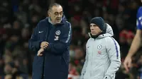 Maurizio Sarri bersama Gianfranco Zola. (AFP/Ian Kington)