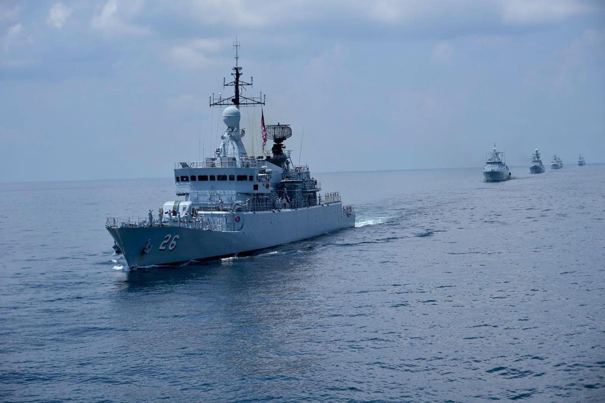 FOTO: Aksi KRI Bung Tomo dalam Latihan Laut AMNEX 2025