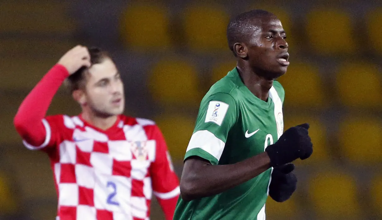 Pemain Nigeria, Victor Osimhen (kanan) melakukan selebrasi setelah mencetak gol ke gawang Kroasia pada laga Piala Dunia U-17 2015 di Coquimbo, Chile, 23 Oktober 2015. (AFP/Photosport/Andres Pina)