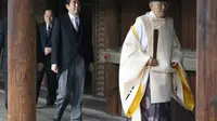 Perdana Menteri Jepang Shinzo Abe mengunjungi Kuil yasukuni yang kontroversial, Rabu, 17 Oktober 2018 (AP)