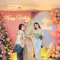 Sosok Ariel Tatum, yang dikabarkan dekat dengan Daffa Wardhana, turut mencuri perhatian dengan gaya modernnya. Ia mengenakan atasan off-shoulder yang dipadukan dengan floral corset top dan high-waisted pants putih, menciptakan tampilan yang chic dan stylish. [@marinizumarnisreal].