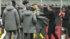 Pelatih AC Milan, Sergio Conceicao bersitegang dengan kapten Davide Calabria (ketiga kiri) setelah laga lanjutan Liga Italia 2024/2025 melawan Parma di San Siro, Milan, Italia, Senin (27/01/2025) dini hari WIB. (AP Photo/Luca Bruno)
