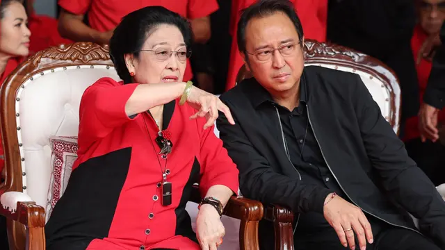 Ketua Umum DPP PDI Perjuangan (PDIP) Megawati Soekarnoputri didampingi putranya yang juga Ketua DPP DPIP bidang Ekonomi Kreatif Prananda Prabowo