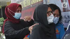 Mantan artis cilik, Ratna Fairuz Albar atau Iyut Bing Slamet dihadirkan dalam kasus dugaan penyalahgunaan narkoba di Mapolres Jakarta Selatan, Sabtu (5/12/2020). Polisi menangkap Iyut Bing Slamet pada Kamis, 3 Desember 2020 malam di rumahnya di kawasan Johar. (Liputan6.com/Herman Zakharia)