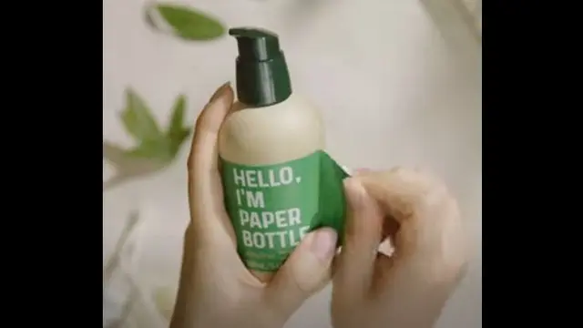Botol plastik yang dibungkus kertas