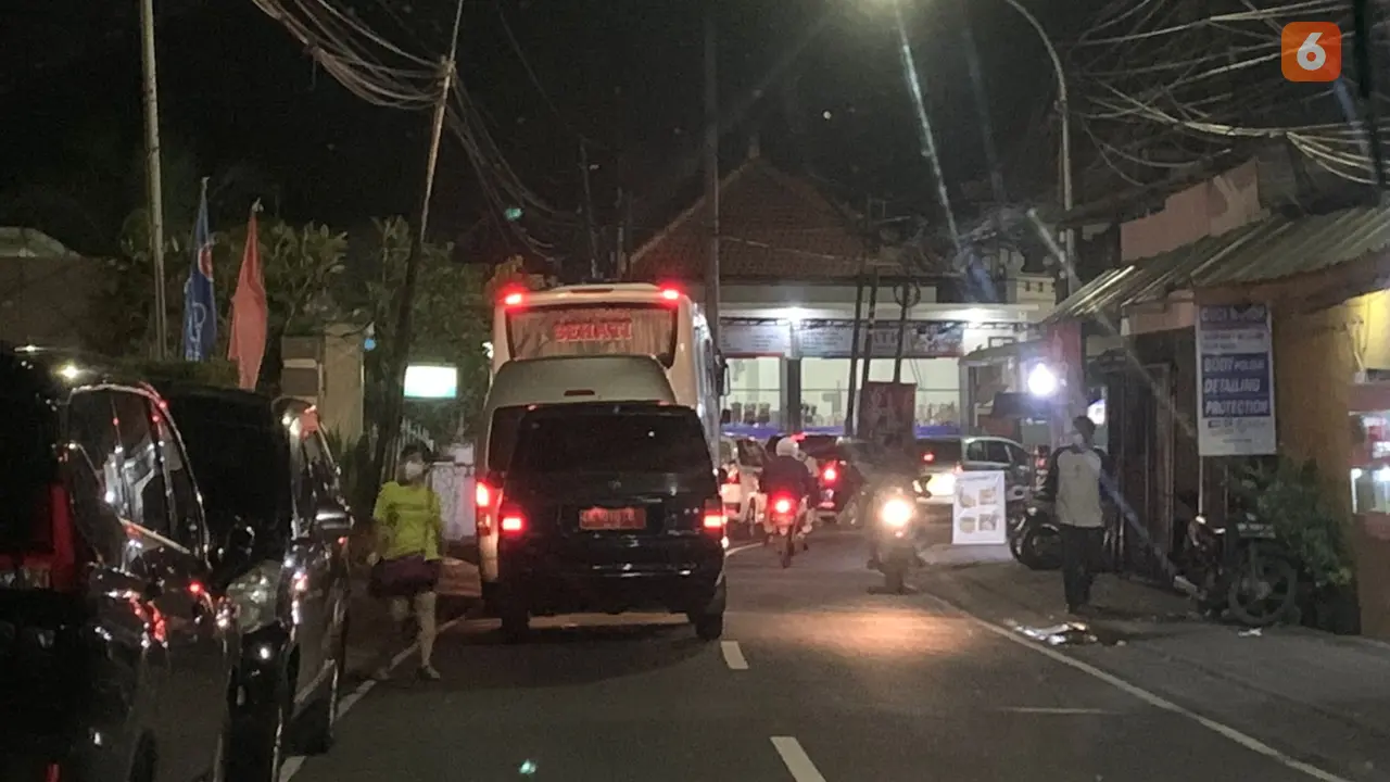 Akses keluar masuk Nusa Dua Bali ditutup saat gala dinner atau makan malam para pemimpin dan delegasi G20 di Garuda Wisnu Kencana (GWK). (Liputan6.com/Benedikta Miranti T.V)