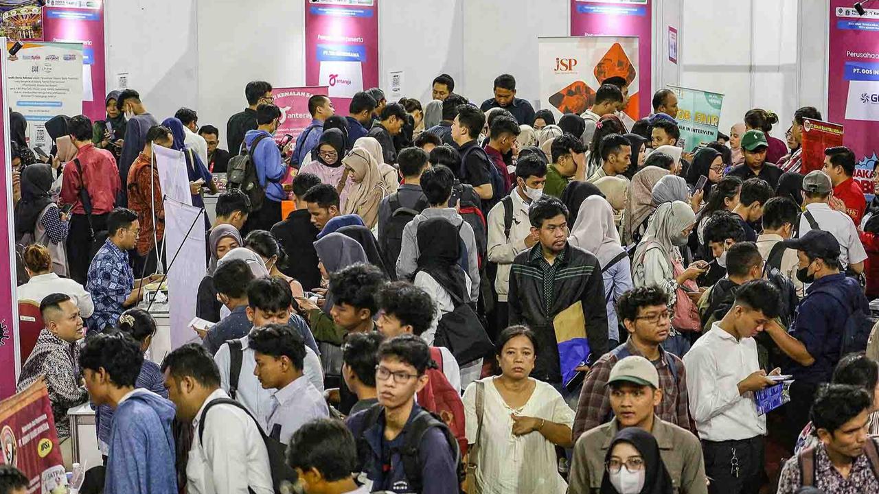 FOTO: Ribuan Pencari Kerja Padati Bursa Kerja di GOR Ciracas
