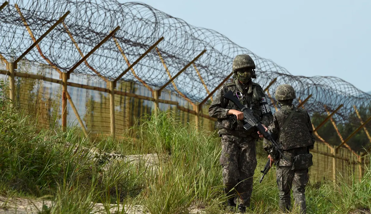 Tentara Korea  Selatan sedang melakukan penjagaan disekitaran zona Demiliterisasi, Korea Selatan, Minggu (9/8/2015). Ledakan tersebut membuat ketegangan militer di semenanjung Korea kian meningkat. (REUTERS/Yonhap)