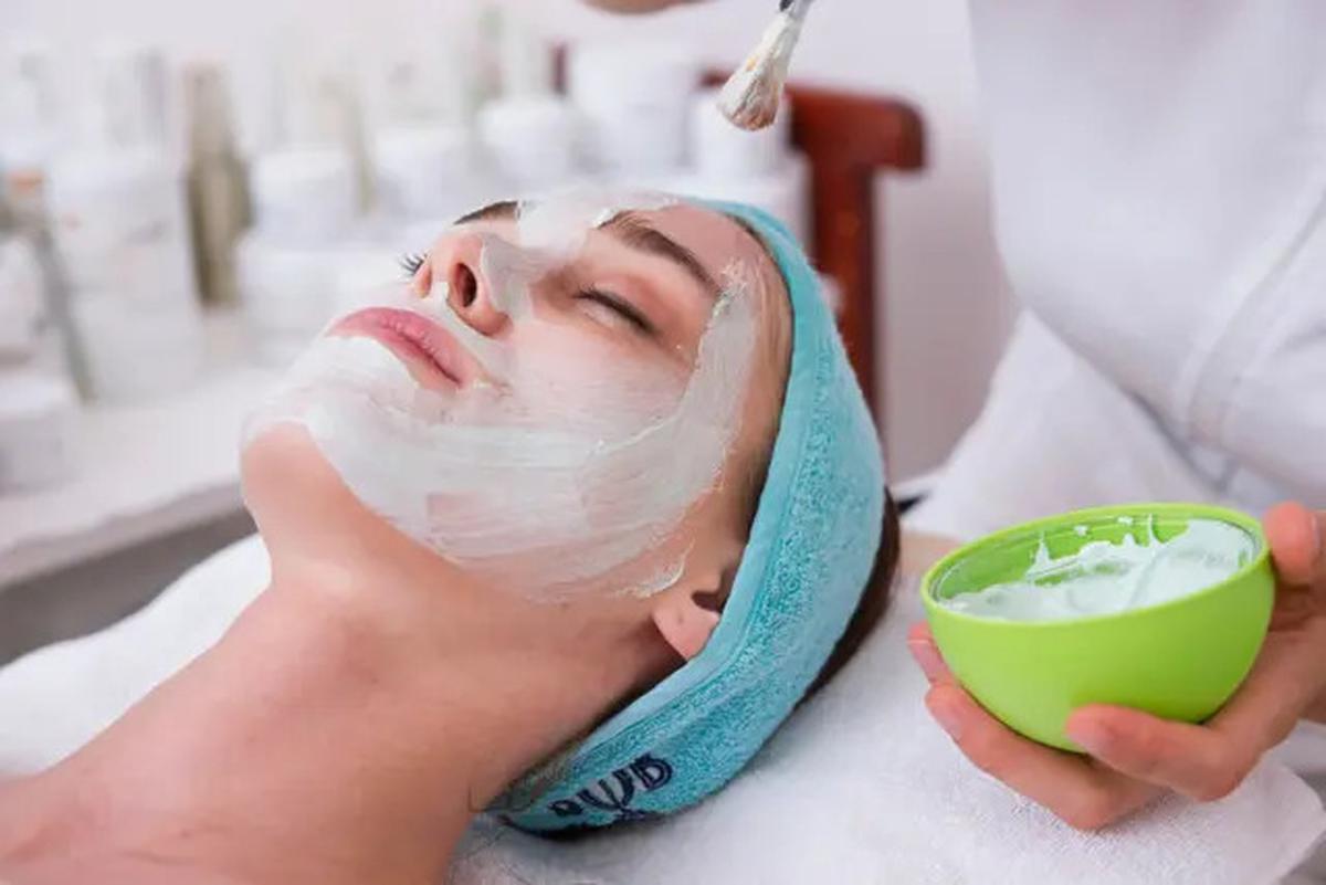 9 Manfaat Air Mawar untuk Wajah Glowing Alami, Simak Cara Mudah Membuatnya