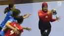 Pemain bola tangan putri Indonesia, Gadis Risma Septiananda (kanan) saat melawan Hong Kong pada kualifikasi posisi 7-8 Bola Tangan Putri Asian Games 2018 di GOR POPKI, Jakarta, Rabu (29/8). Indonesia menyerah 16-30. (Liputan6.com/Helmi Fithriansyah)