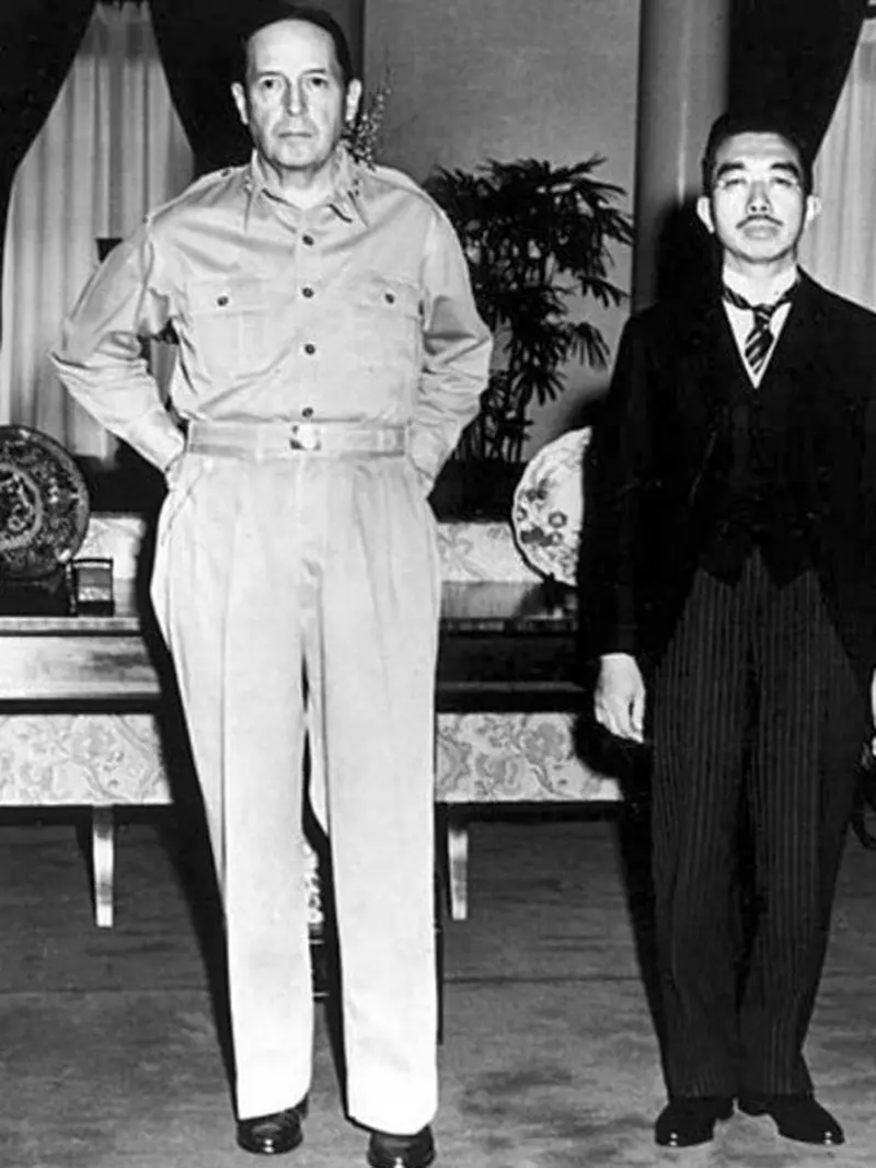 Pertemuan Jenderal AS Douglas MacArthur dan Kaisar Jepang Hirohito (Wikimedia Commons/Public Domain/Lt. Gaetano Faillace)