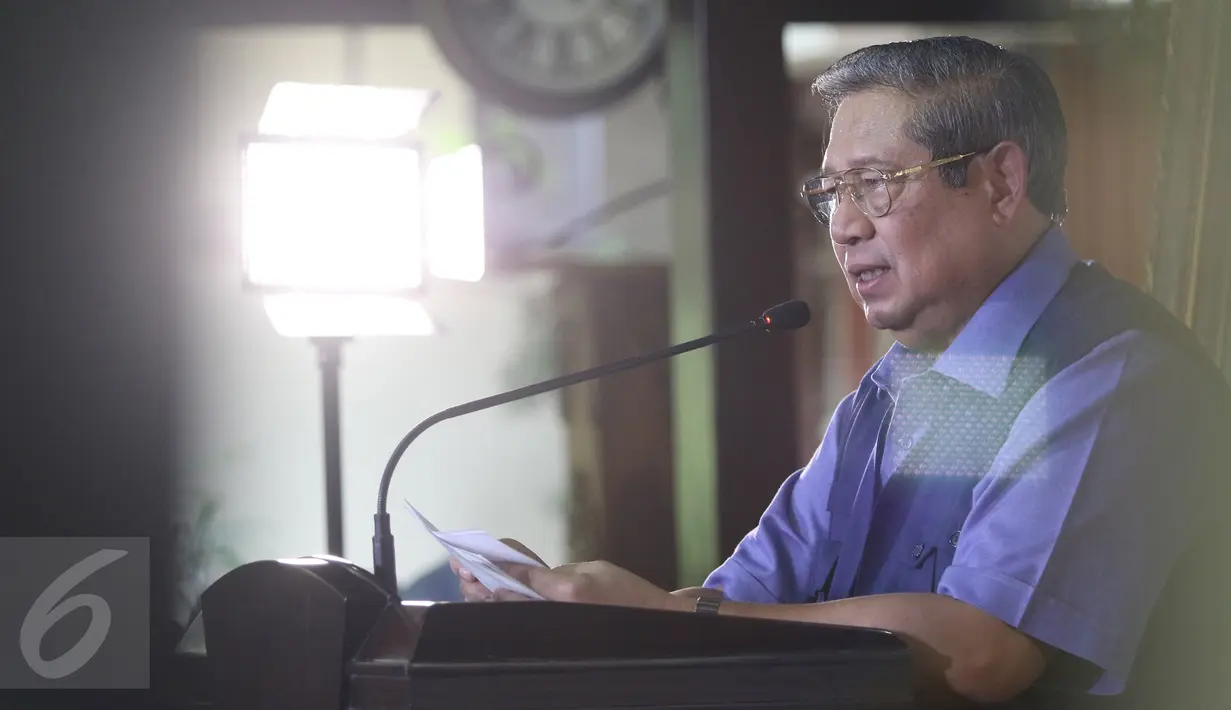 Ketum Partai Demokrat Susilo Bambang Yudhoyono (SBY) menggelar konferensi pers di Cikeas, Bogor, Rabu (2/11). Dalam kesempatan itu SBY juga berbicara mengenai TPF Munir, kekayaan SBY dan rumah pemberian negara di Jakarta. (Liputan6.com/Herman Zakharia)