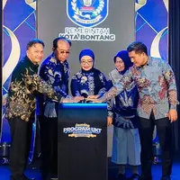 Peresmian Program Beasiswa UKT ditandai dengan penekanan tombol simbolis oleh Wali Kota Bontang bersama jajaran. ©Foto: Dok.Pemkot Bontang.
