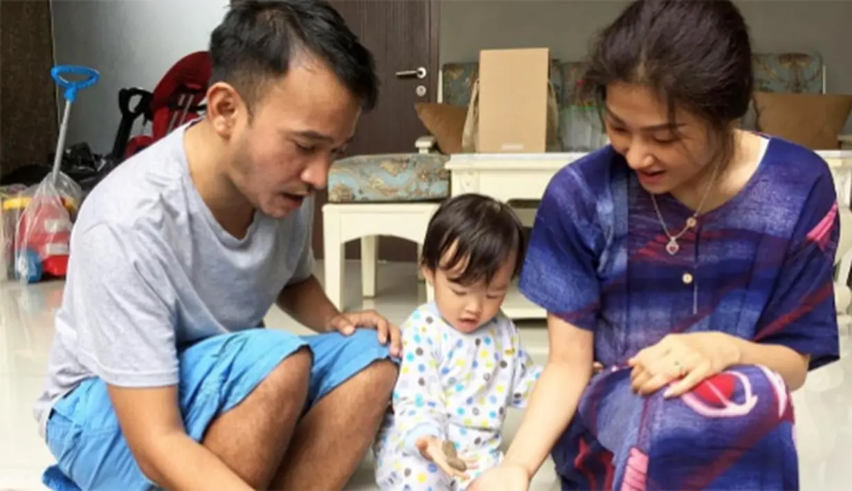 Selain itu, presenter yang juga pemeran itu kembali mengungkapkan isi hatinya di pinggir tol. Lagi-lagi, lelaki kelahiran Jakarta, 15 Agustus 1983 itu memberikan bunga pada perempuan yang biasa disapa Wendah itu. (Instagram)