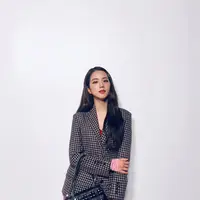 Jisoo Blackpink styling rok mini (Instagram @sooyaaa__)