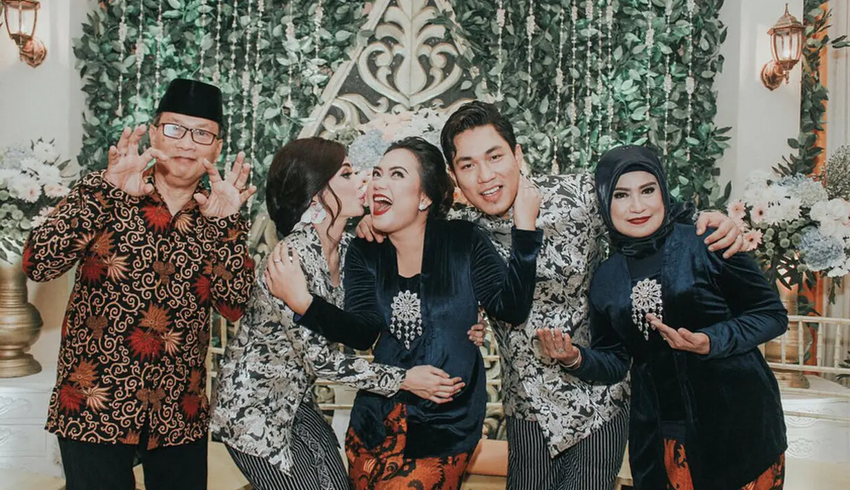 Yang terpenting bagi Rizal adalah Ijab Kabul dan bisa dilaksanakan lancar dan khidmat. Ia juga tidak mau dipusingkan soal kebutuhan resepsi pernikahannya. (Instagram/monicaimas)