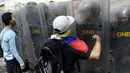 Demonstran bentrok dengan petugas saat unjuk rasa anti-Presiden Nicolas Maduro di San Cristobal, Venezuela (26/10). Aksi unjuk rasa ini tak hanya berlangsung di Caracas, tetapi juga digelar serentak di lokasi lainnya. (REUTERS/Carlos Eduardo Ramirez)