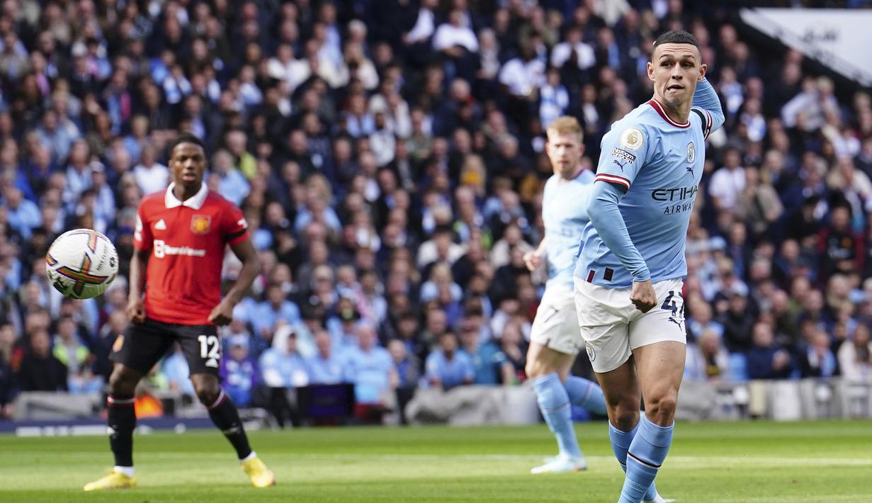 Phil Foden. Gelandang Inggris berusia 22 tahun yang kini memasuki musim ke-6 bersama Manchester City sejak dipromosikan dari tim akademi Manchester City ini menjadi pemain terbaru yang telah mencetak hattrick di Liga Inggris musim 2022/2023. Momen itu terjadi saat The Citizens menang 6-3 dalam Derbi Manchester di Etihad Stadium (2/10/2022). Dari total 8 laga di Liga Inggris musim ini, ia telah mengemas 5 gol dan 2 assist. (PA via AP/Martin Rickett)