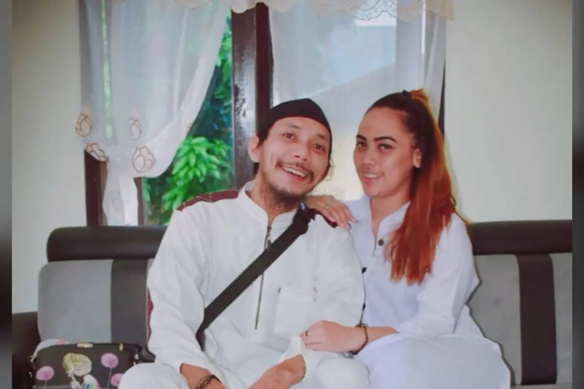 7 Potret Kebersamaan Norman Kamaru dan Istri Tampil dalam Busana Muslim