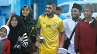 Pemain Semen Padang, Dieo Messias diburu warga Malang di Stadion Kanjuruhan, Kamis (30/6/2016). (Bola.com/Iwan Setiawan)