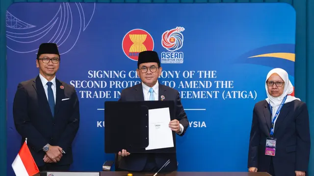 Menteri Perdagangan Budi Santoso mendampingi Presiden Prabowo Subianto